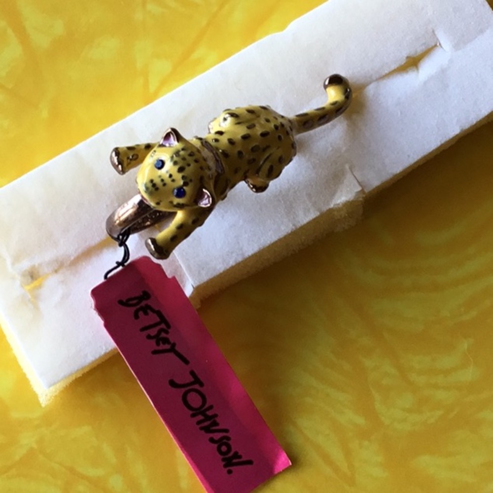 Betsey Johnson yellow leopard 2 finger ring. NWT